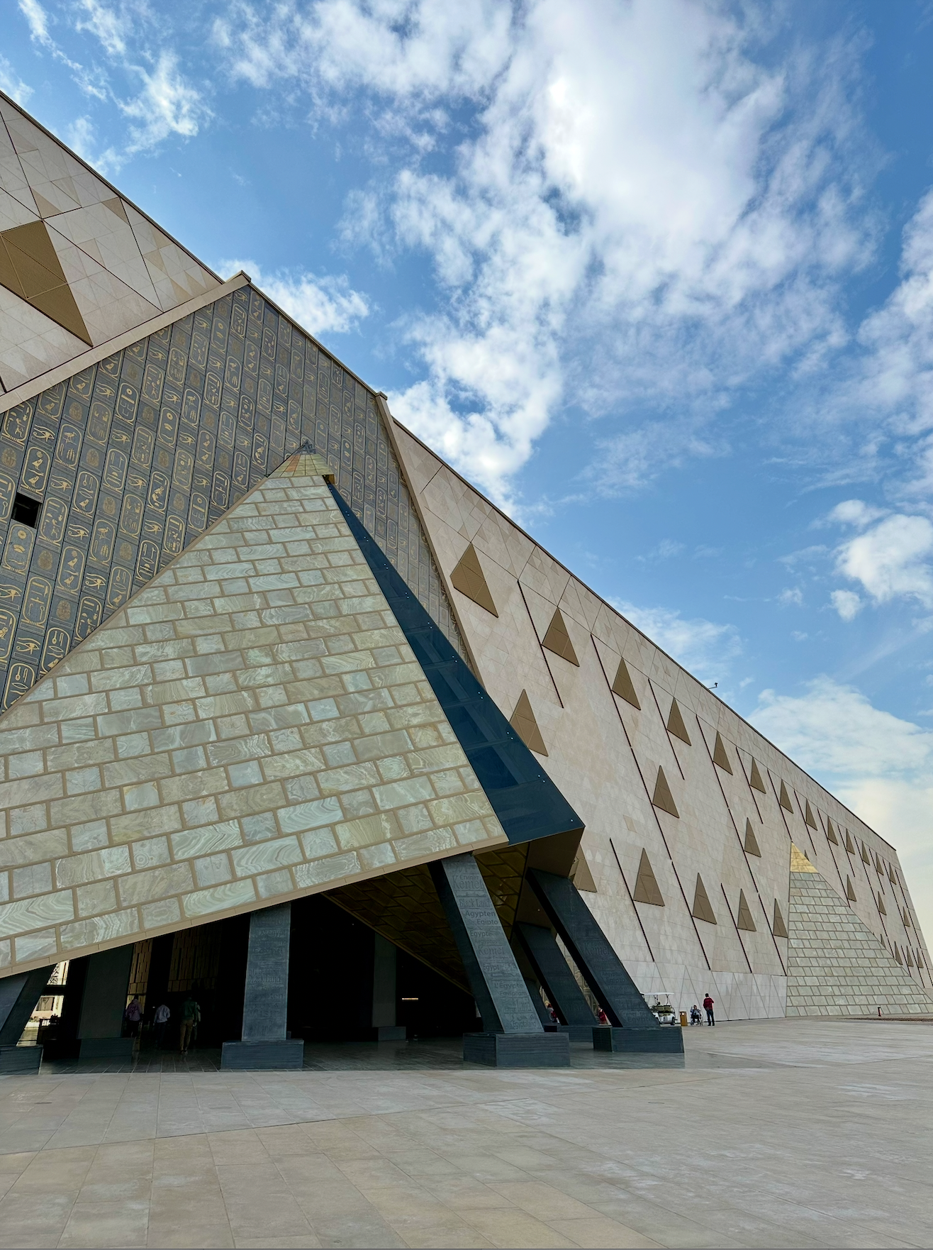 Full Day Private Guided Tour to Giza Pyramids & Grand Egyptian Museum